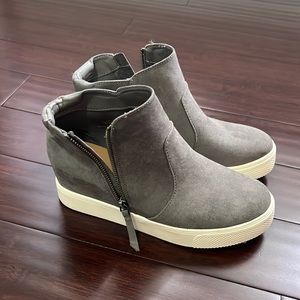 Universal Thread Fashion Sneakers.  Size 8.5.  Never worn